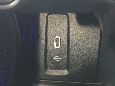 Used 2024 Mercedes-Benz GLC 300 4MATIC image 23