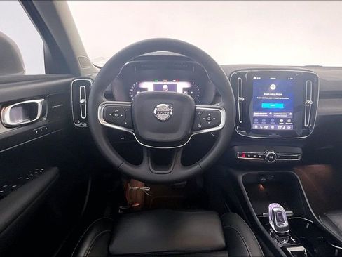 Used 2023 Volvo XC40 B4 Plus image 8