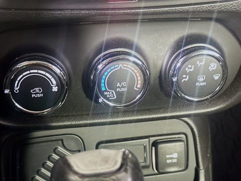 Used 2016 Jeep Renegade Latitude FWD image 23