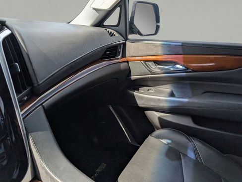 Used 2019 Cadillac Escalade Luxury image 31