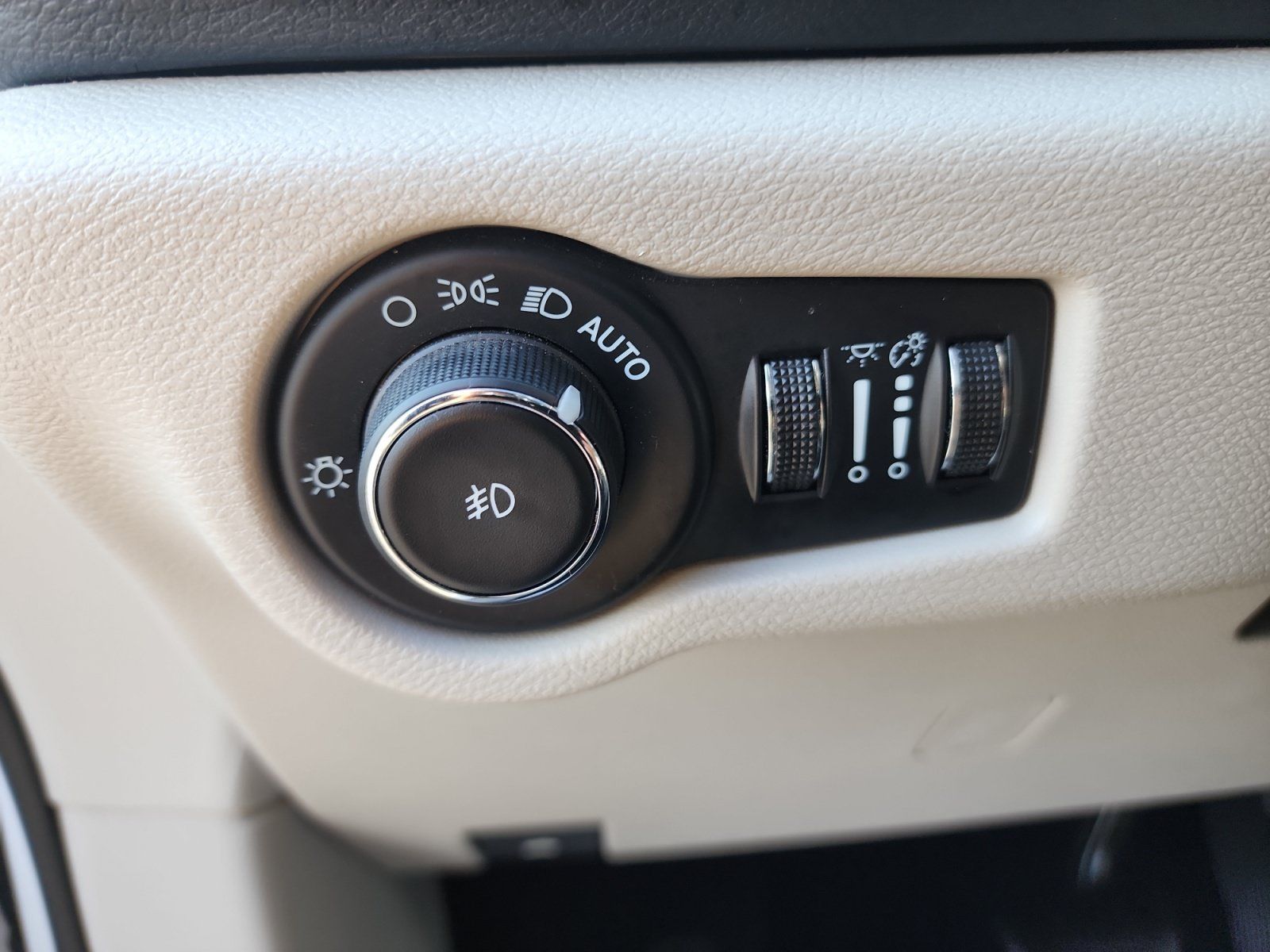 Used 2024 Chrysler Pacifica Touring-L FWD image 26