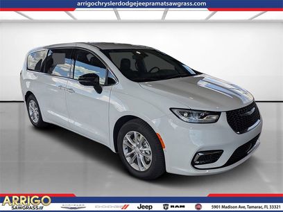 New 2026 Chrysler Pacifica Select