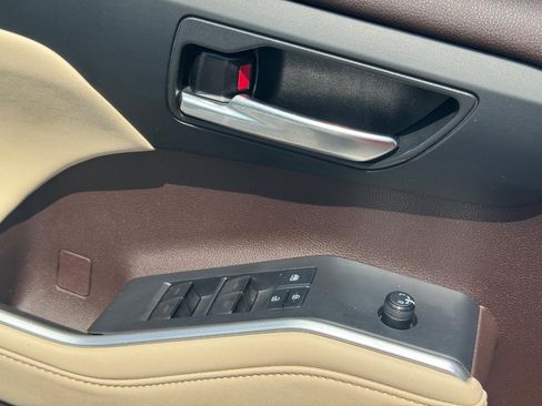 Used 2022 Toyota Highlander XLE FWD image 26
