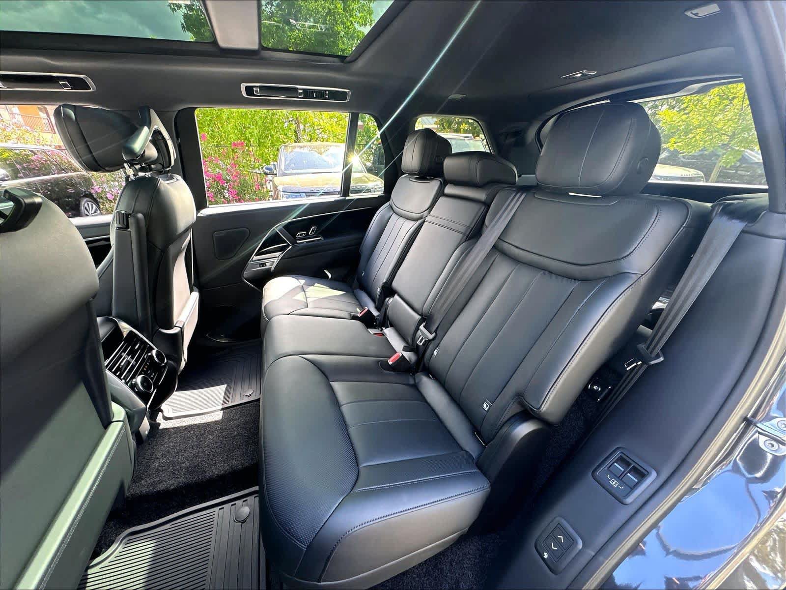 New 2026 Land Rover Range Rover Long Wheelbase SE AWD/4WD image 12