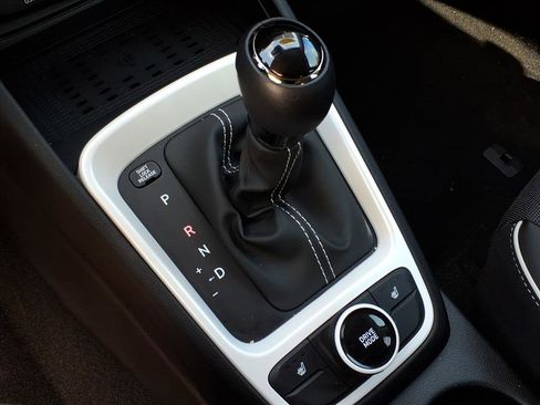 Certified 2025 Hyundai Venue Limited image 23