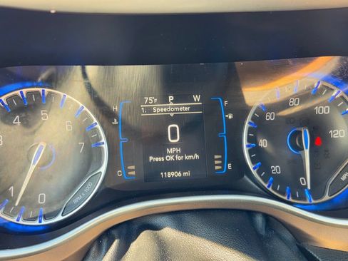Used 2017 Chrysler Pacifica Touring-L FWD image 12