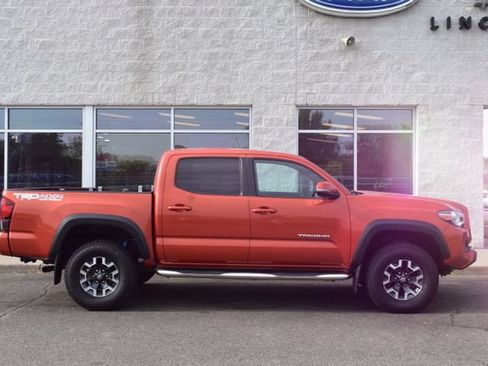 Used 2018 Toyota Tacoma TRD Off-Road w/ Technology Package AWD/4WD image 3