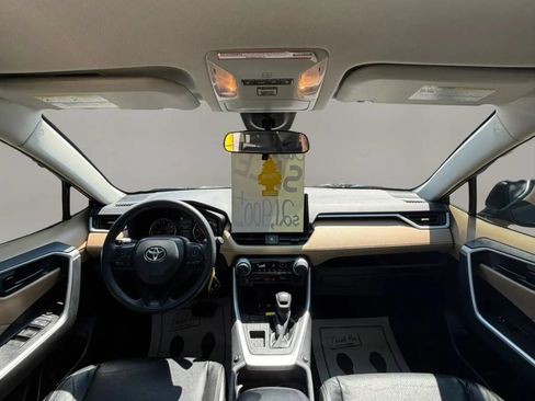 Used 2021 Toyota RAV4 LE FWD image 12