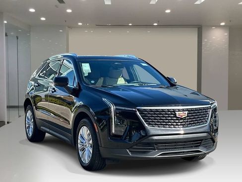 Used 2024 Cadillac XT4 Luxury w/ Cold Weather Package AWD/4WD image 6