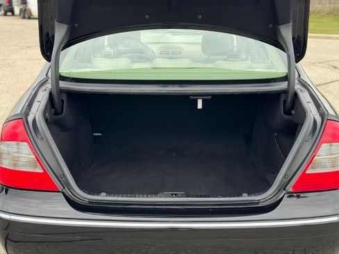 Used 2009 Mercedes-Benz E 350 4MATIC Sedan image 40