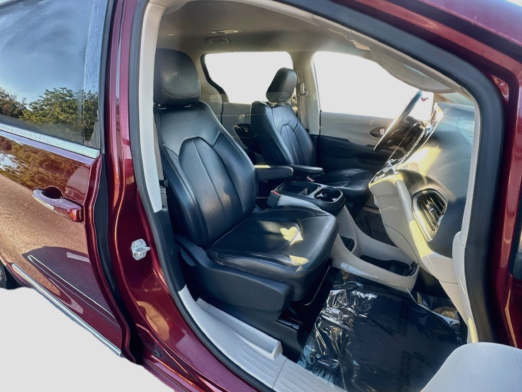 Used 2018 Chrysler Pacifica Touring-L FWD image 28