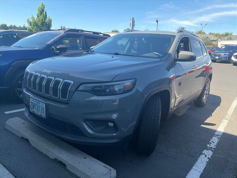 Used 2019 Jeep Cherokee Latitude Plus AWD/4WD image 3