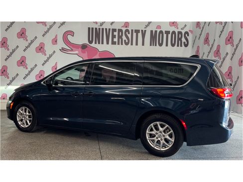 Used 2023 Chrysler Pacifica Touring-L FWD image 13