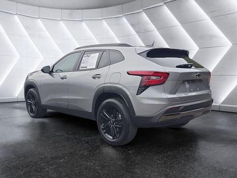 Used 2025 Chevrolet Trax ACTIV w/ Sunroof Package image 3