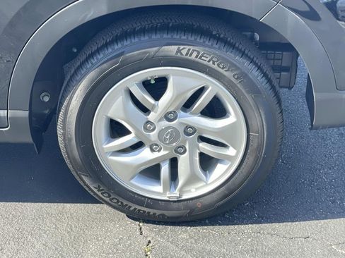 Certified 2025 Hyundai Venue SE image 30