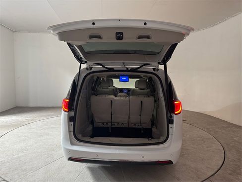 Used 2018 Chrysler Pacifica Touring Plus image 13