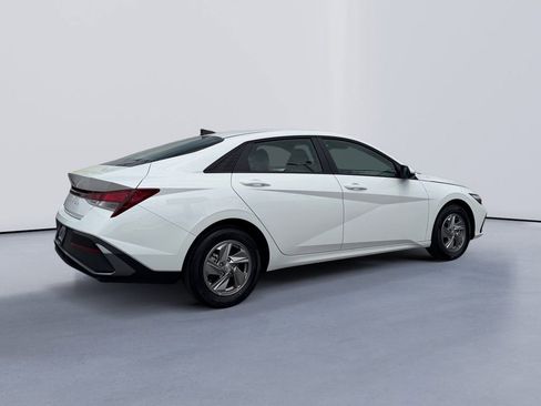 New 2026 Hyundai Elantra SE FWD image 3