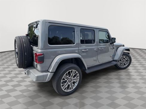 Used 2023 Jeep Wrangler Unlimited Sahara AWD/4WD image 2