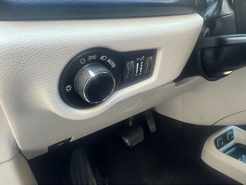 Used 2017 Chrysler Pacifica Touring image 25