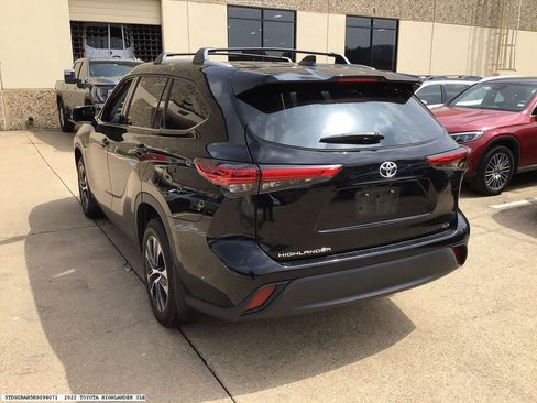 Used 2022 Toyota Highlander XLE FWD image 4