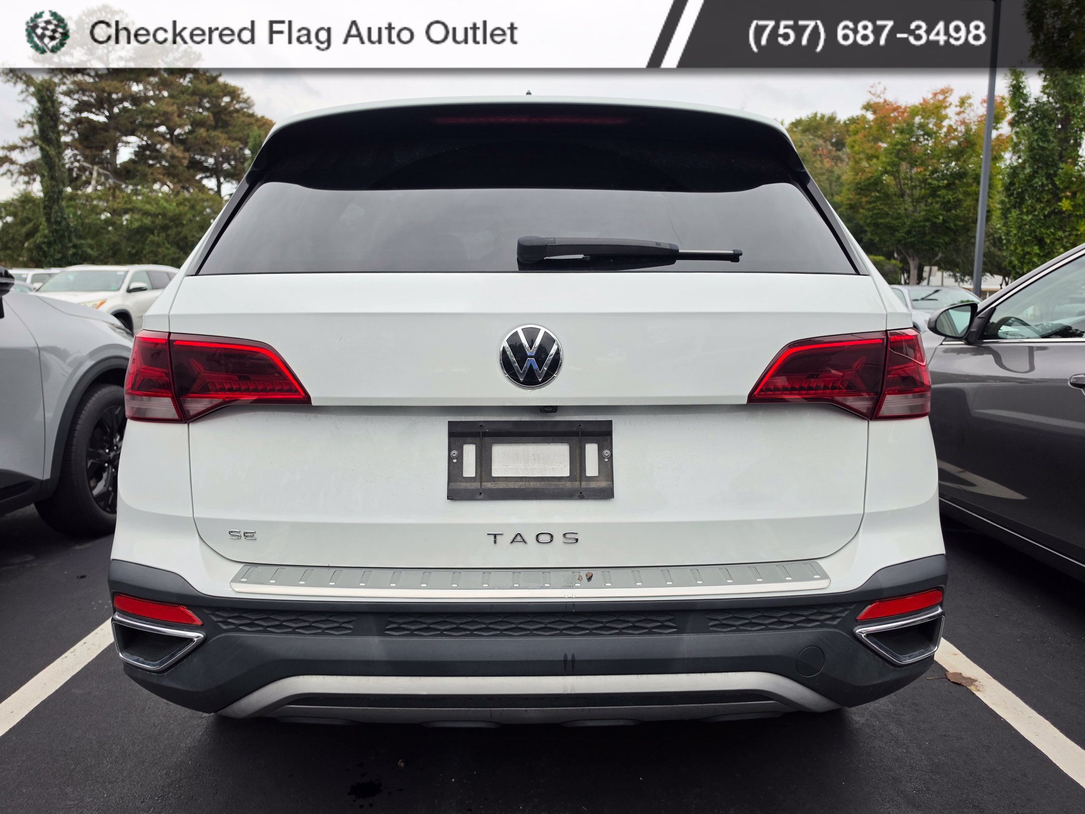 Used 2023 Volkswagen Taos SE w/ Panoramic Sunroof Package FWD image 5