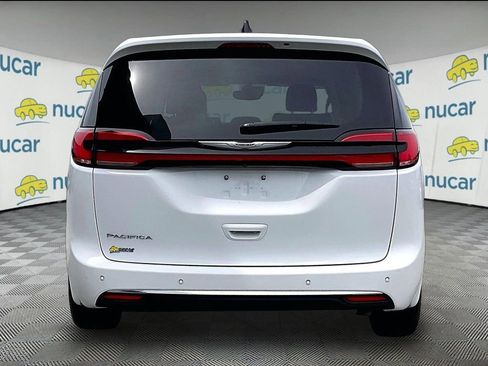 Used 2023 Chrysler Pacifica Touring-L FWD image 5