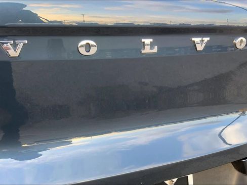 Used 2021 Volvo XC40 T5 Momentum w/ Premium Package image 9