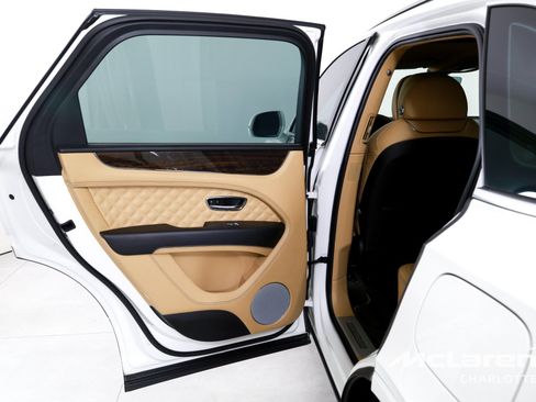 Used 2021 Bentley Bentayga Plug-In Hybrid AWD/4WD image 17