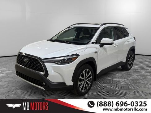 Used 2022 Toyota Corolla Cross XLE image 10