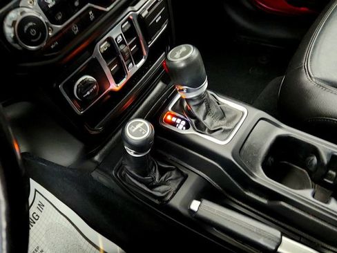 Used 2022 Jeep Wrangler Unlimited Sahara AWD/4WD image 15