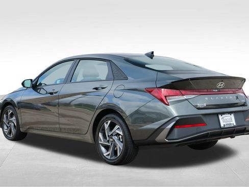 Used 2025 Hyundai Elantra SEL image 6