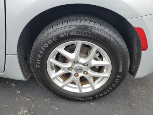 Used 2022 Chrysler Voyager LX image 31