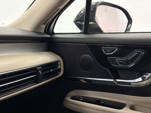 Certified 2025 Lincoln Corsair AWD image 31