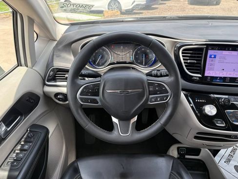 Used 2023 Chrysler Pacifica Touring-L FWD image 17