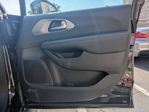 Used 2025 Chrysler Pacifica Select FWD image 31