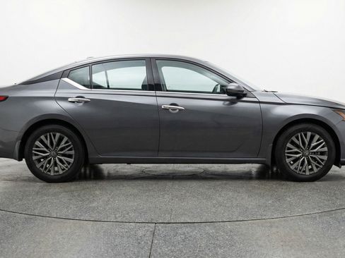 Used 2025 Nissan Altima 2.5 SV FWD image 11