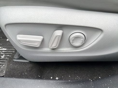 Used 2023 Toyota Highlander XLE image 11