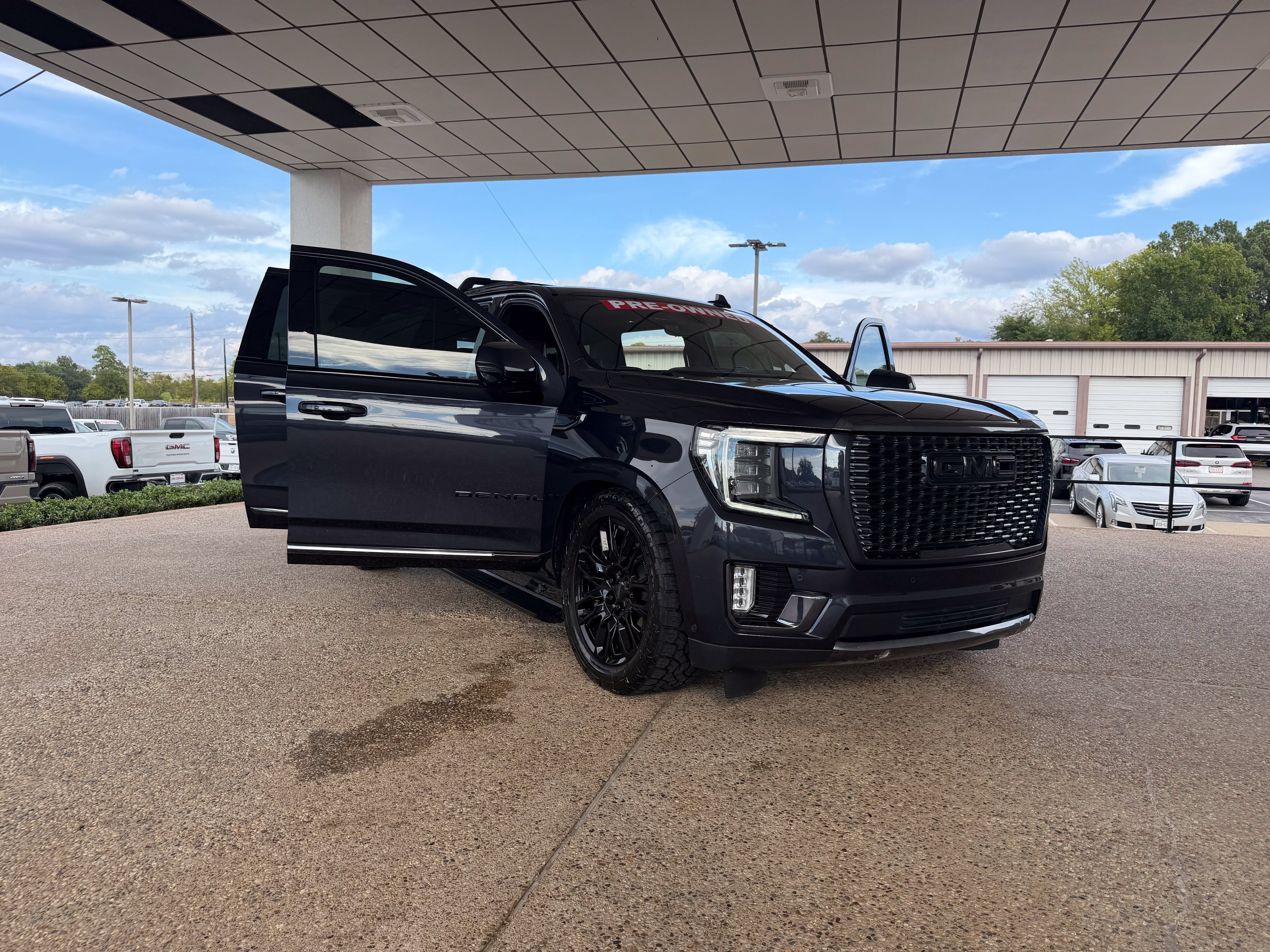Used 2023 GMC Yukon XL Denali Ultimate AWD/4WD image 11