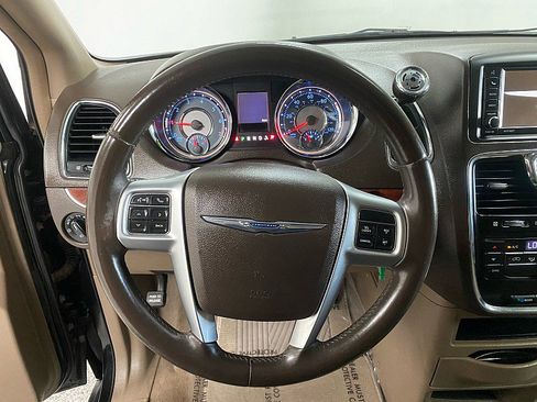 Used 2012 Chrysler Town & Country Touring image 17