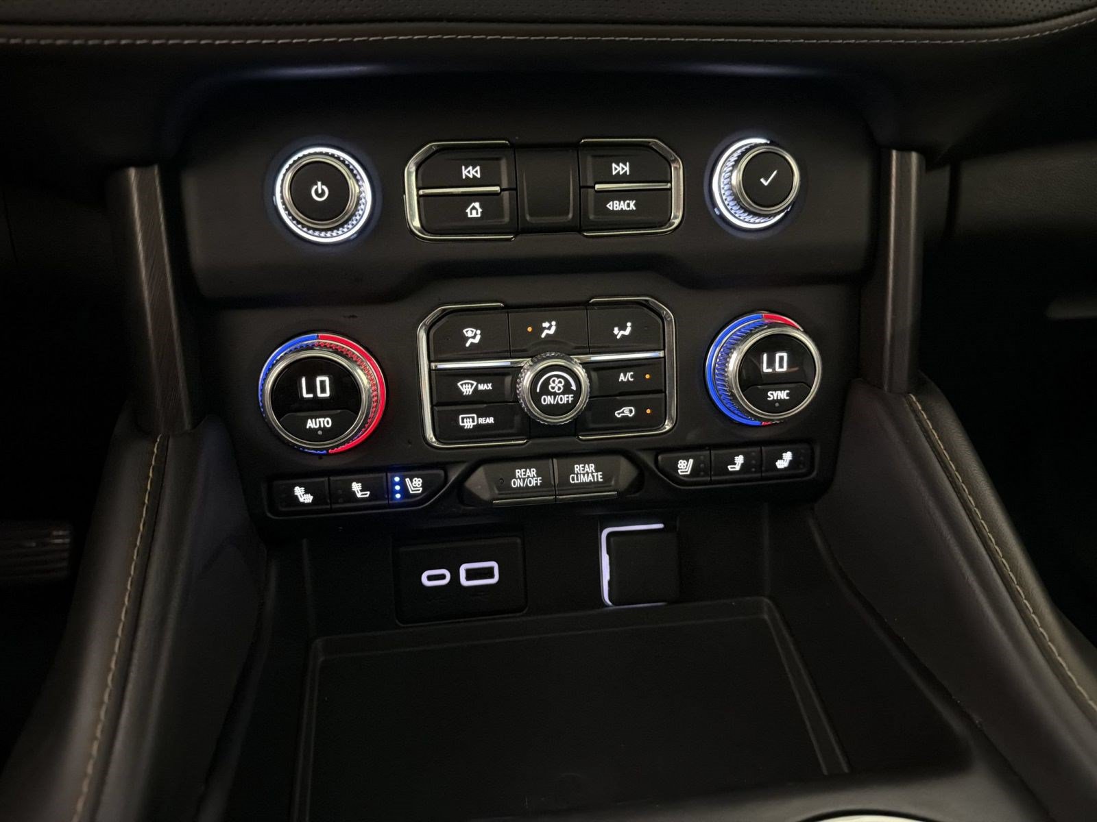 Used 2024 GMC Yukon AT4 w/ AT4 Premium Package AWD/4WD image 19