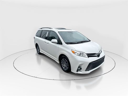 Used 2020 Toyota Sienna XLE image 2
