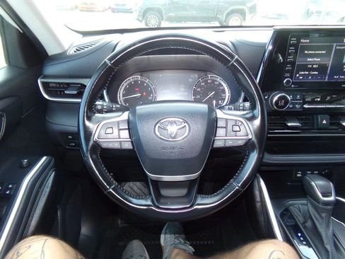 Used 2022 Toyota Highlander XLE image 10