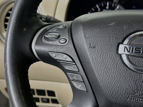 Used 2018 Nissan Pathfinder SV image 16