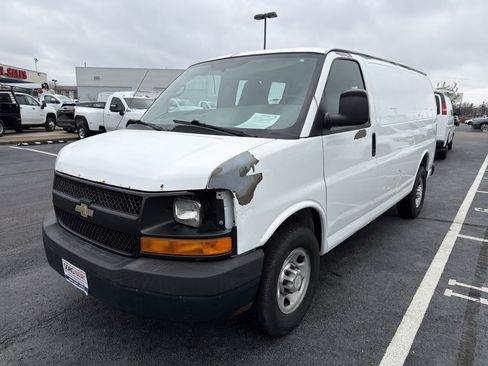 Used 2010 Chevrolet Express 2500 image 4