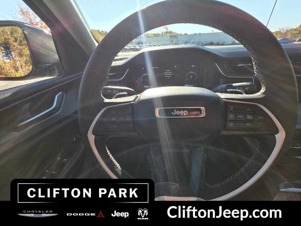 Used 2023 Jeep Grand Cherokee Laredo AWD/4WD image 22