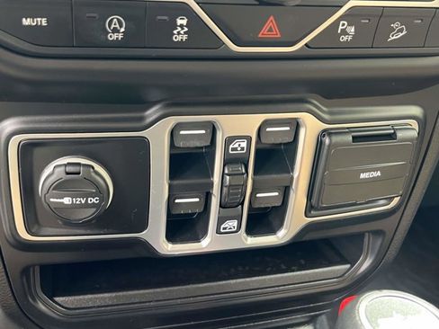 Certified 2020 Jeep Wrangler Unlimited Sahara AWD/4WD image 30