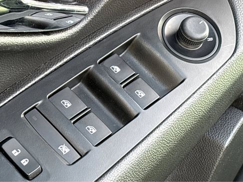 Used 2021 Chevrolet Trax LT w/ Midnight Edition image 15