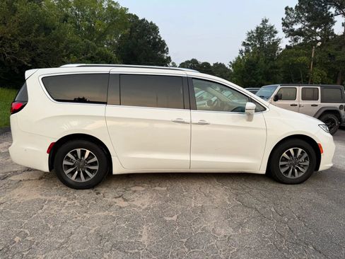 Used 2021 Chrysler Pacifica Touring-L FWD image 5