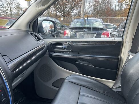 Used 2014 Chrysler Town & Country Touring image 13