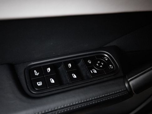 Certified 2025 Porsche Cayenne E-Hybrid AWD/4WD image 22